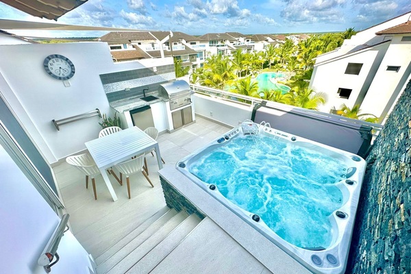 5 people private jacuzzi