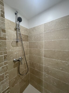 Douche, sèche-cheveux, serviettes fournies, savon
