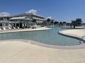 Inomhuspool och utomhuspool