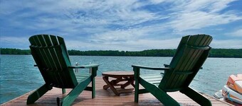 Cozy Weekenders Lakefront Cottage with Hot tub (fishing boat rental available)