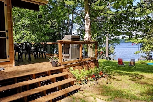 Cozy Weekenders Lakefront Cottage with Hot tub (fishing boat rental available)