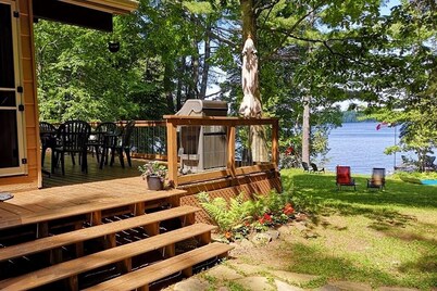 Cozy Weekenders Lakefront Cottage with Hot tub (fishing boat rental available)