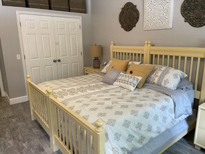 2 室のベッドルーム、デスク、アイロン / アイロン台、旅行用ベビーベッド