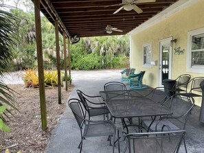 屋外ダイニングエリア