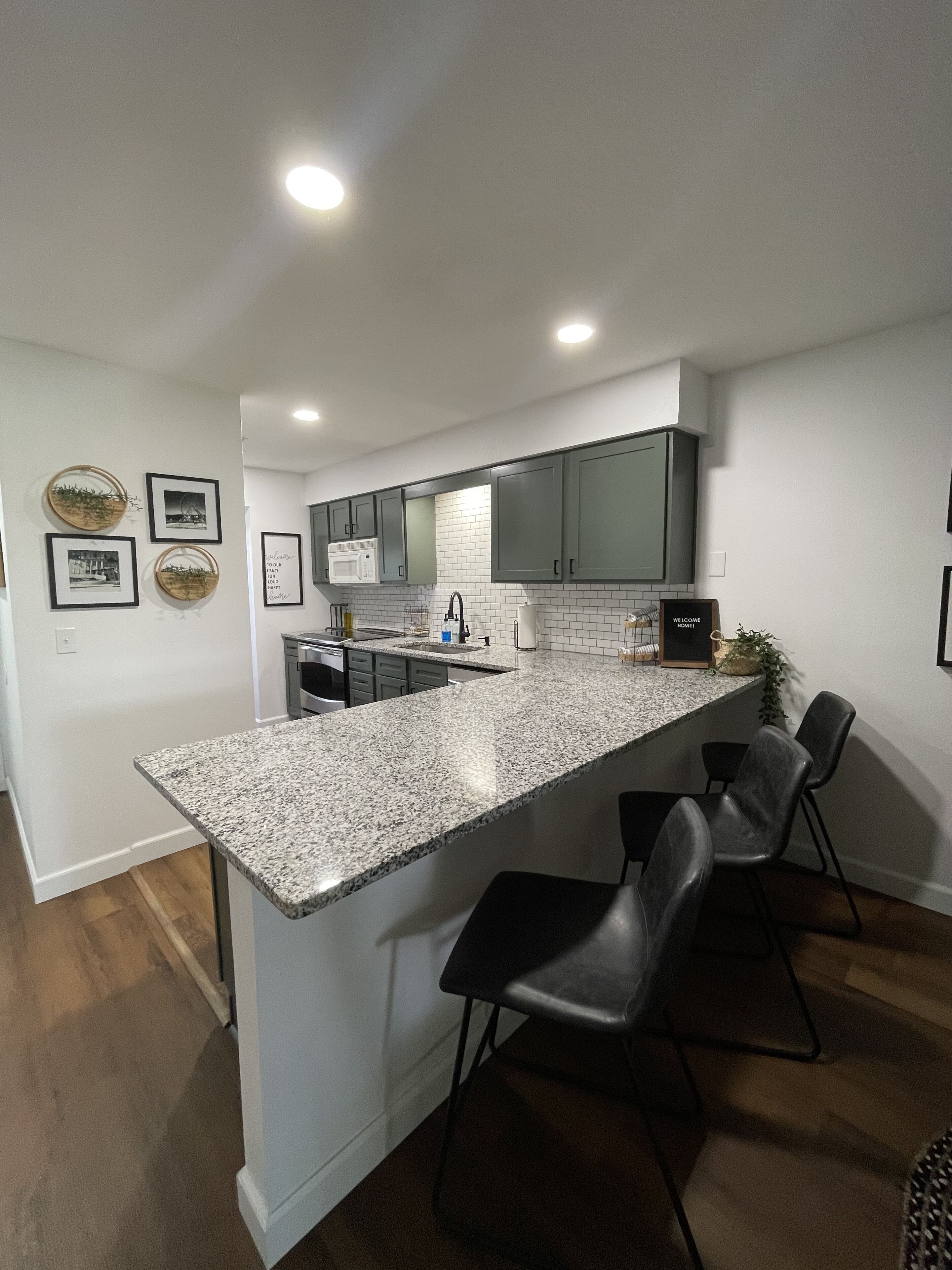 Cozy Condo, 10 mins from the Strip, Walk to the Lake - Indoor and Outdoor Pools!