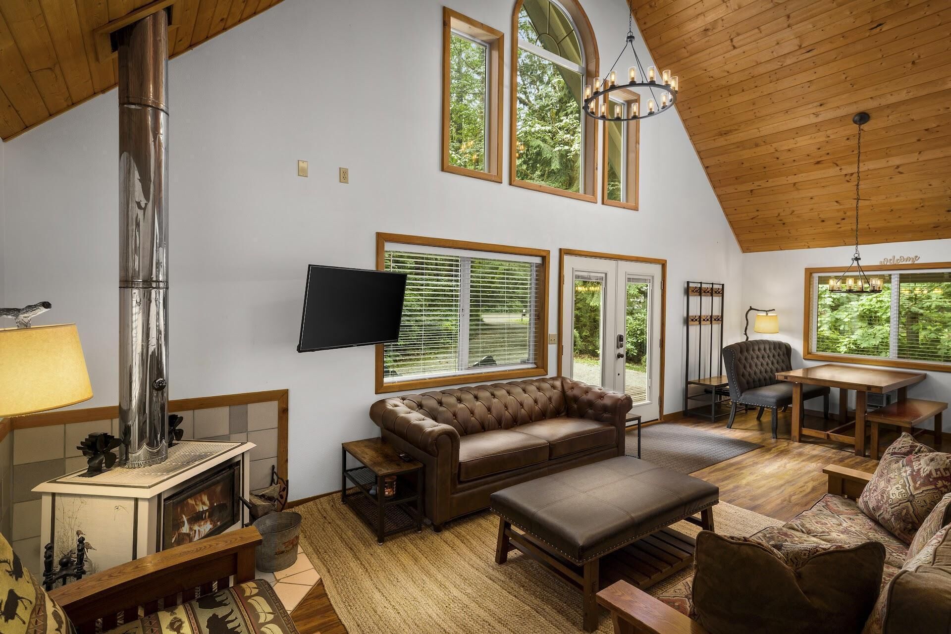 House, 2 Bedrooms | Living room | TV, fireplace