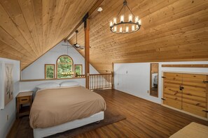 House, 2 Bedrooms | 2 bedrooms, laptop workspace, iron/ironing board, bed sheets - Sky One (Skykomish)