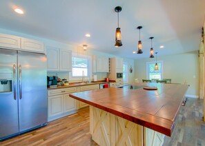 冷蔵庫、電子レンジ、オーブン、コンロ