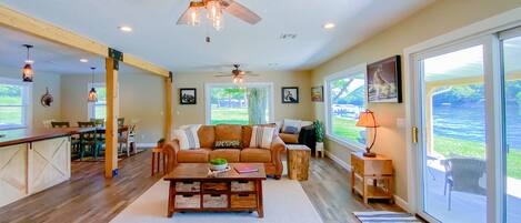 Smart TV, fireplace