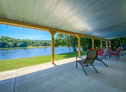 Ultimate Riverfront Stay Huge Dock + Prime Fishing Access