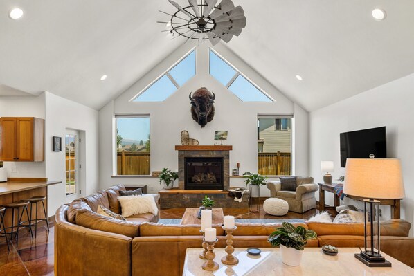 TV, fireplace, ping pong