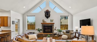 Gallatin Getaway - Cheerful Home with Hot Tub