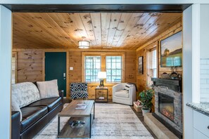 Fernseher, Kamin, Bücher