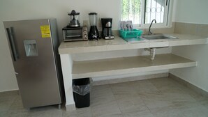 Biệt thự dành cho gia đình, nhiều giường, bếp nhỏ, quang cảnh eo biển | Bếp nhỏ riêng | Tủ lạnh nhỏ, lò nướng, máy rửa bát, dụng cụ nấu nướng/bát dĩa/dao nĩa 