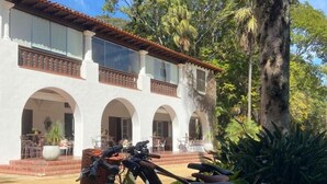Un edificio con ventanas de arco y un patio.