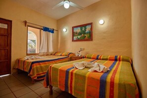 Standard Double Room | Free WiFi, bed sheets - Ricardos Bungalows (San Patricio Melaque)