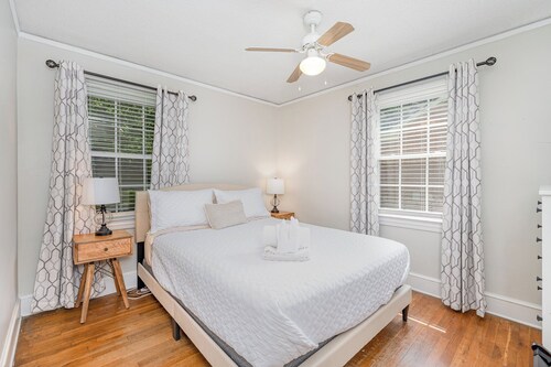 Charming Chantilly, Hip Location near Plaza Midwood & Midtown! Very Walkable!