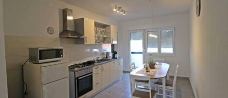 Microondas, horno, cafetera/tetera, tostadora