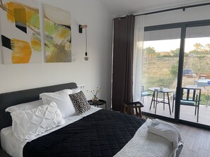 Minibar, individually decorated, individually furnished, free WiFi - Zambujal Suites (Sesimbra)