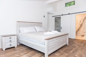 3 slaapkamers, een strijkplank/strijkijzer, gratis wifi, beddengoed