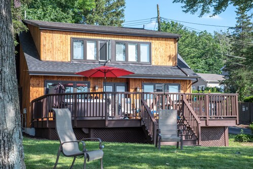 Cheerful Cottage with hot tub