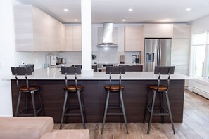 Een koelkast, een magnetron, een oven, een kookplaat