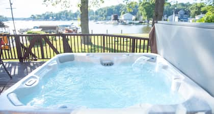 Cheerful Cottage with hot tub