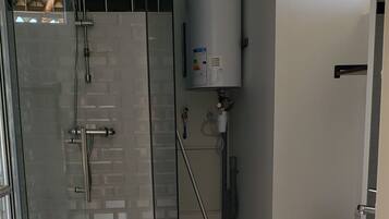 Dusche, kostenlose Toilettenartikel, Haartrockner, Handtücher