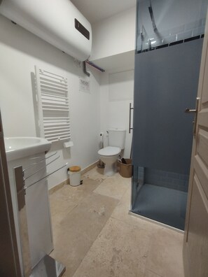 Bruser, hårtørrer, håndklæder, Toiletpapir