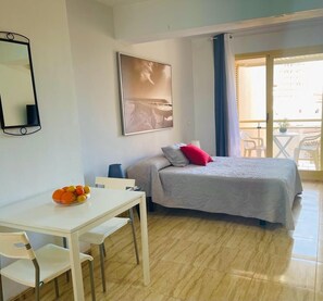 Studio Standard, 1 lit double, non-fumeurs, salle de bains attenante | Fer et planche à repasser, Wi-Fi gratuit, draps fournis