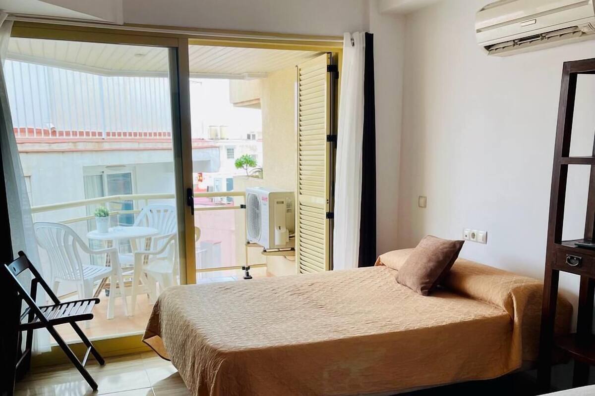 Tabla de planchar con plancha, wifi gratis y ropa de cama 