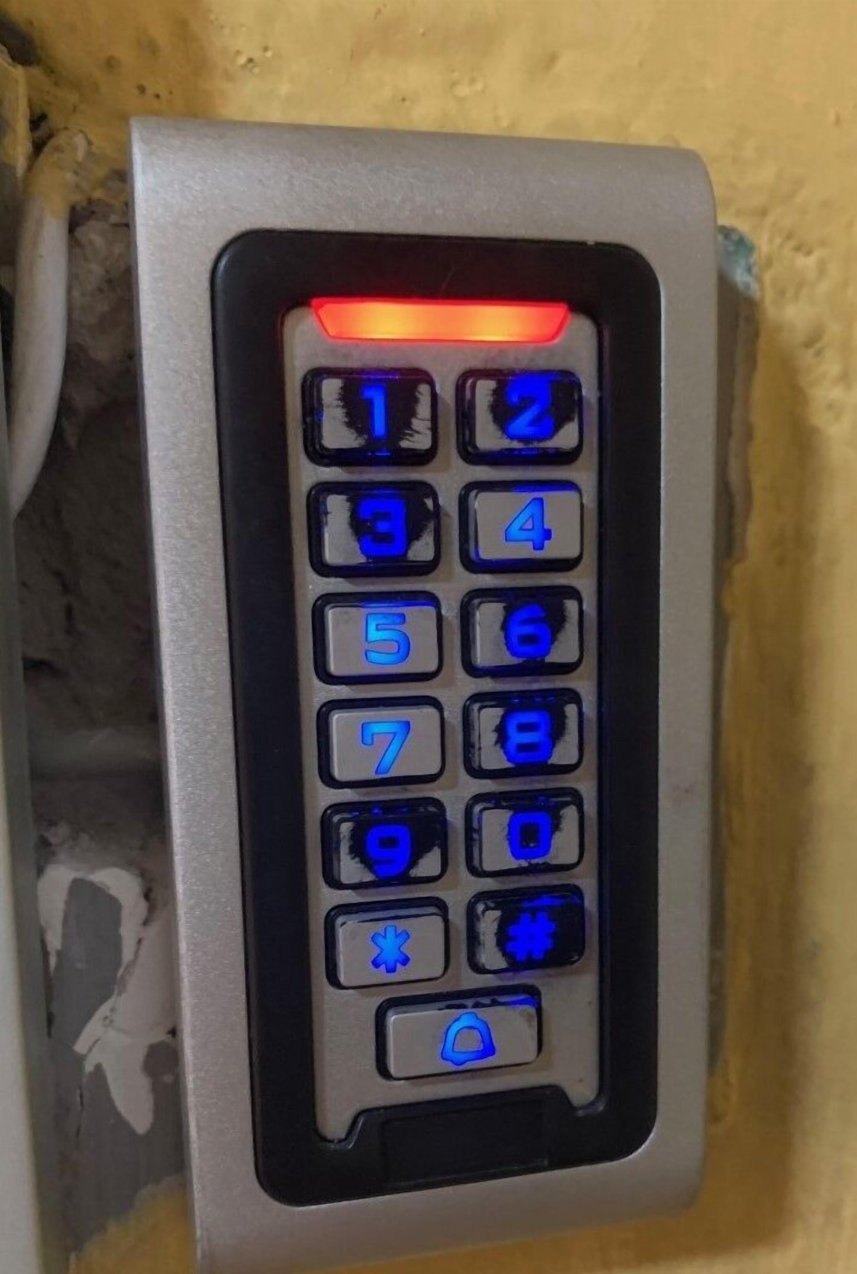 Un teclado con números y símbolos iluminados, probablemente para un sistema de seguridad o control de acceso.