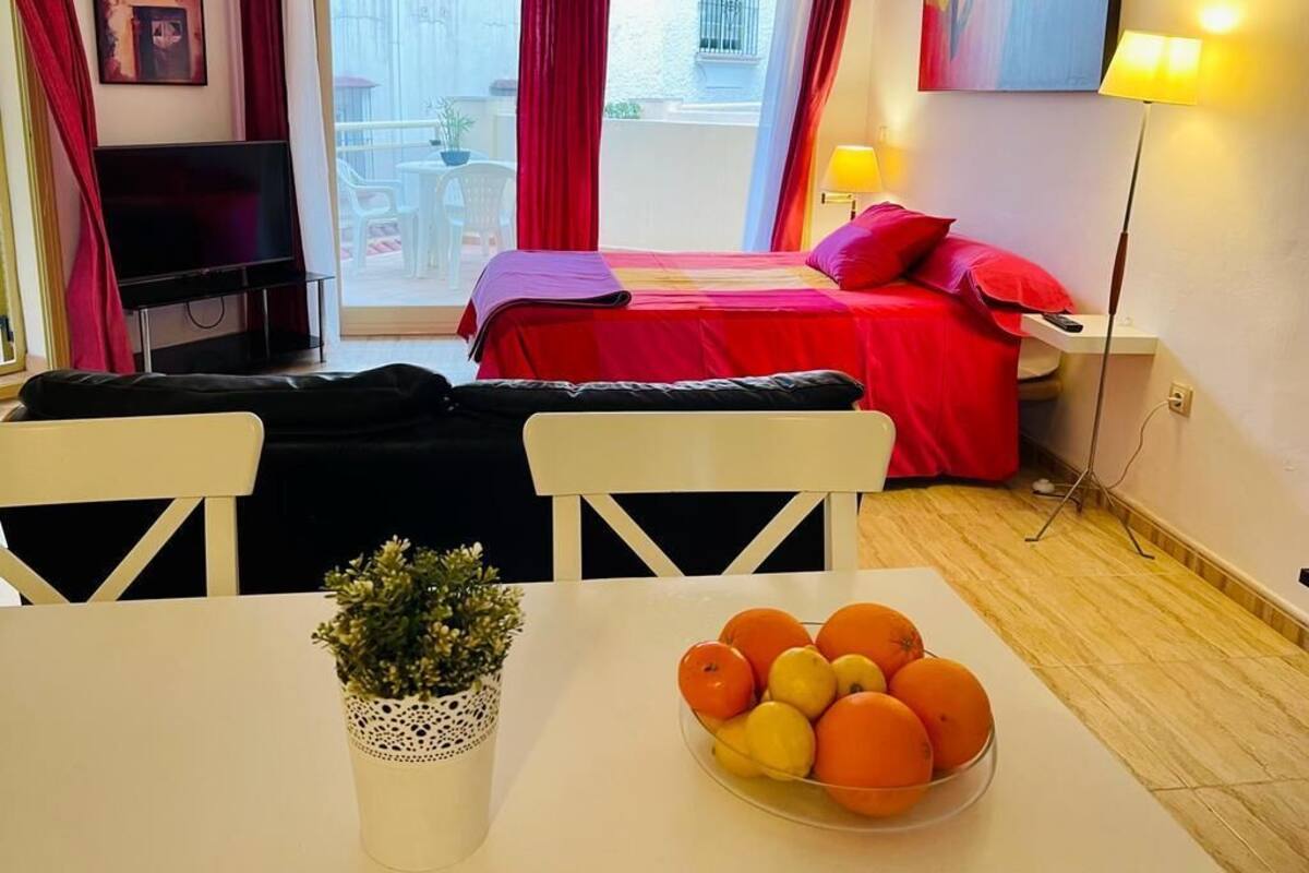Tabla de planchar con plancha, wifi gratis y ropa de cama 