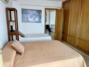 Tabla de planchar con plancha, wifi gratis y ropa de cama 