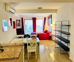 Tabla de planchar con plancha, wifi gratis y ropa de cama 