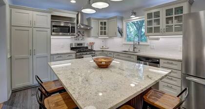 Elegant Space–Premium Kitchen–Spacious & Ideal for Gathering w/ Friends & Family