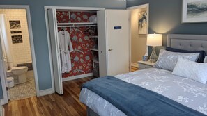 3 habitaciones, tabla de planchar con plancha y cuna de viaje