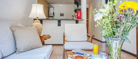 Estudio Deluxe, 1 habitación, vista a la ciudad | Área de sala de estar | Televisión de pantalla plana, Netflix y servicios de streaming