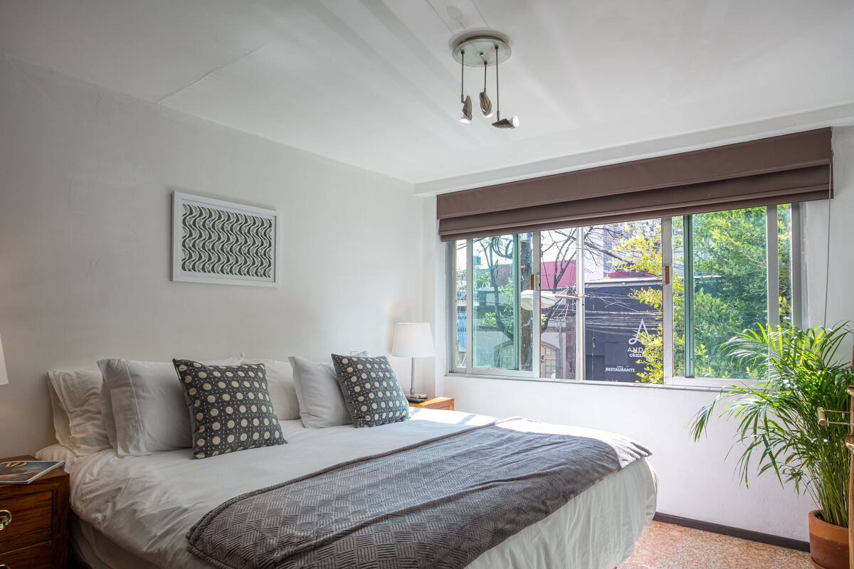 Estudio Deluxe, 1 habitación, vista a la ciudad | 1 habitación, edredón y caja de seguridad en la habitación