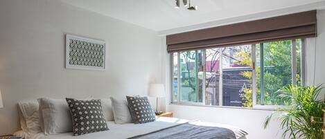 Estudio Deluxe, 1 habitación, vista a la ciudad | Edredón, caja de seguridad en la habitación y decoración personalizada