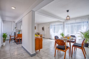Appartement luxueux, 2 chambres, vue sur la cour intérieure | Aire de séjour | Téléviseur à écran plat de 45 po avec télévision par câble, téléviseur