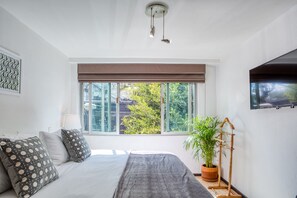 Studio – deluxe, 1 soverom, byutsikt | Dundyner, safe på rommet, individuelt dekorert og individuelt innredet