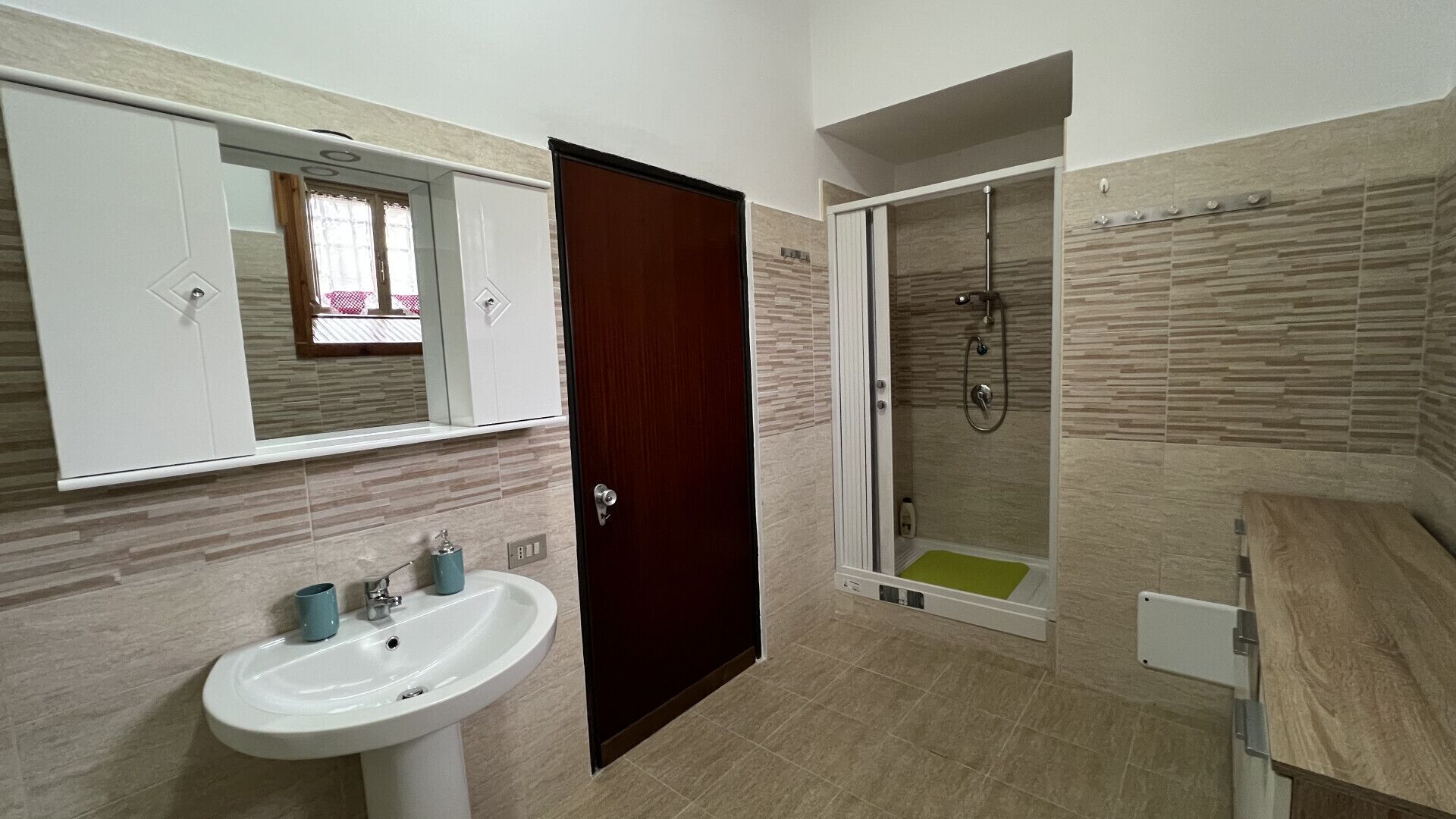 Douche, sèche-cheveux, bidet, serviettes fournies