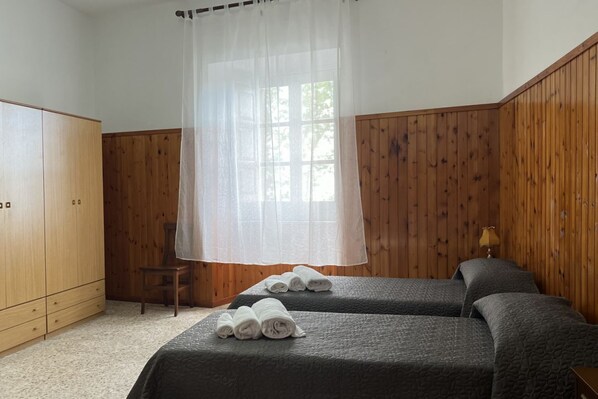 2 bedrooms, iron/ironing board, WiFi, bed sheets