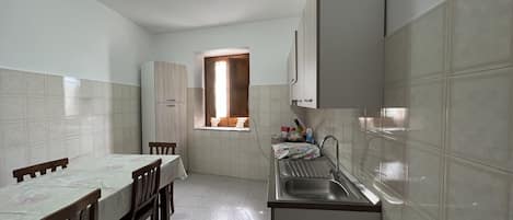 Fridge, oven, stovetop, coffee/tea maker