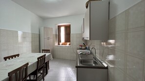 Kjøleskap, ovn, kokeplater og kaffetrakter/tekoker