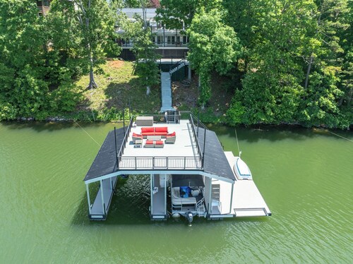 Quiet Lakefront. HUGE 5/3. Deep Water. Pontoon boat available.