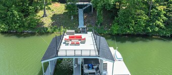 Quiet Lakefront. HUGE 5/3. Deep Water. Pontoon boat available.