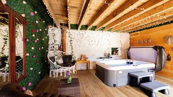 Cottage, 1 Bedroom | 1 bedroom, individually decorated, bed sheets