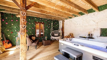 Cottage, 1 Bedroom | 1 bedroom, individually decorated, bed sheets